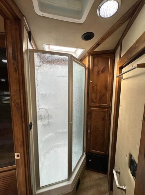 2020 Logan Coach Select 810 Stock/Combo LQ Trailer - Image 4