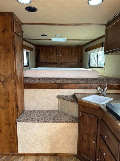 2020 Logan Coach Select 810 Stock/Combo LQ Trailer - Image 7